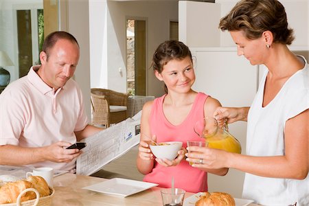 Family in Kitchen Photographie de stock - Premium Libres de Droits, Code: 600-02244845