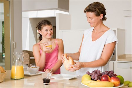 simsearch:700-02738796,k - Mother and Daughter in Kitchen Stockbilder - Premium RF Lizenzfrei, Bildnummer: 600-02244841