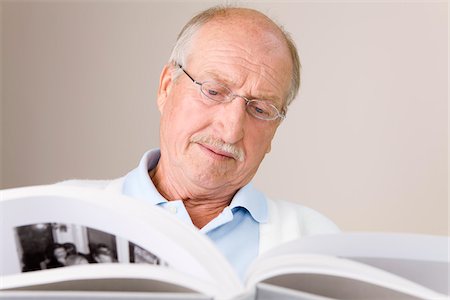 Portrait of Man Reading Book Stockbilder - Premium RF Lizenzfrei, Bildnummer: 600-02244878