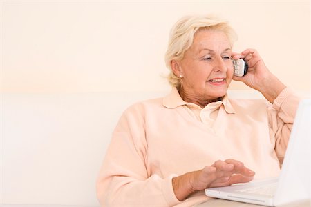 récepteur - Woman Using Laptop Computer, Talking on Phone Photographie de stock - Premium Libres de Droits, Code: 600-02244902
