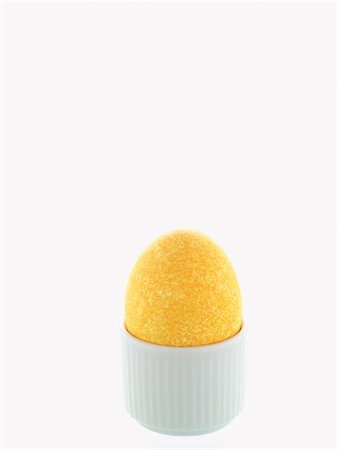 simsearch:600-02244941,k - Yellow Easter Egg in White Eggcup Foto de stock - Royalty Free Premium, Número: 600-02244944