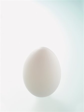 simsearch:600-02244941,k - White Egg on White Background Foto de stock - Royalty Free Premium, Número: 600-02244947