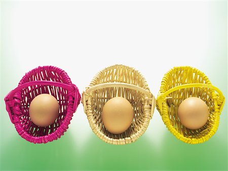 simsearch:600-02244941,k - Brown Eggs in Coloured Baskets Foto de stock - Royalty Free Premium, Número: 600-02244940