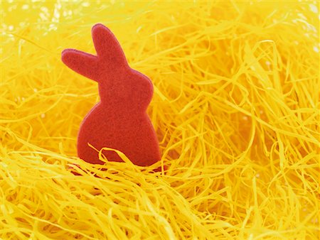 simsearch:600-02244941,k - Pink Easter Bunny Sponge in Yellow Straw Foto de stock - Royalty Free Premium, Número: 600-02244957