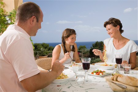 patio home person - Family Eating on Patio Foto de stock - Sin royalties Premium, Código: 600-02245055