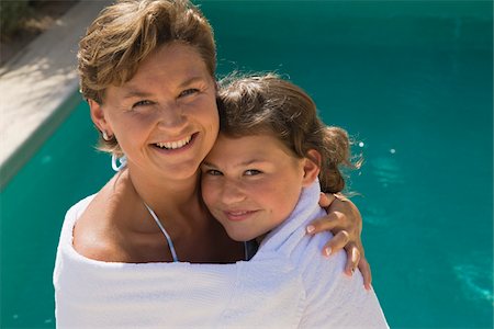 Mother and Daughter Standing by Swimming Pool, Wrapped in Towel Foto de stock - Sin royalties Premium, Código: 600-02245062