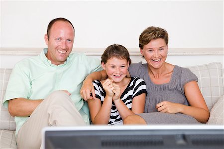 dad watching tv - Family Watching Television Foto de stock - Sin royalties Premium, Código: 600-02245077