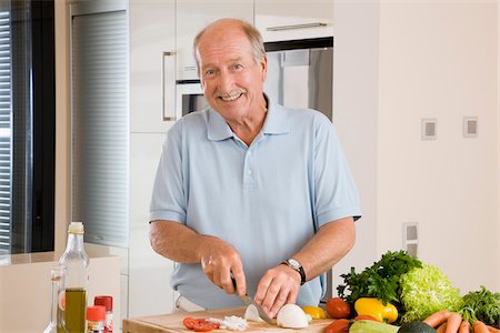 simsearch:673-02140337,k - Man Slicing Vegetables Stock Photo - Premium Royalty-Free, Code: 600-02245249