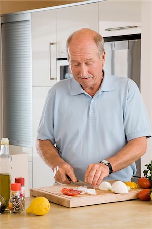 simsearch:673-02140337,k - Man Slicing Vegetables Stock Photo - Premium Royalty-Free, Code: 600-02245250