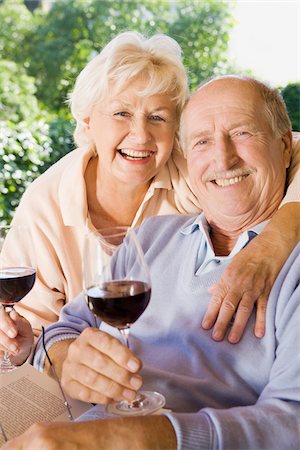 simsearch:600-02257926,k - Couple Drinking Wine Photographie de stock - Premium Libres de Droits, Code: 600-02245346