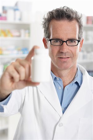 simsearch:600-02245669,k - Portrait of Pharmacist Holding Bottle of Pills Foto de stock - Sin royalties Premium, Código: 600-02245608