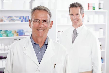 employee looking at camera - Portrait of Pharmacists Foto de stock - Sin royalties Premium, Código: 600-02245649