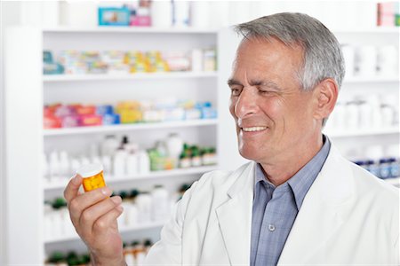 simsearch:600-02245669,k - Portrait of Pharmacist Holding Bottle of Pills Foto de stock - Sin royalties Premium, Código: 600-02245641