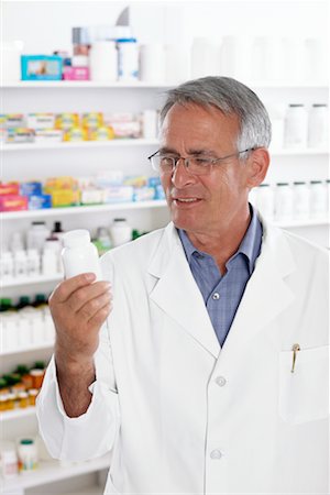 Portrait du pharmacien en tenant la bouteille de pilules Photographie de stock - Premium Libres de Droits, Code: 600-02245643
