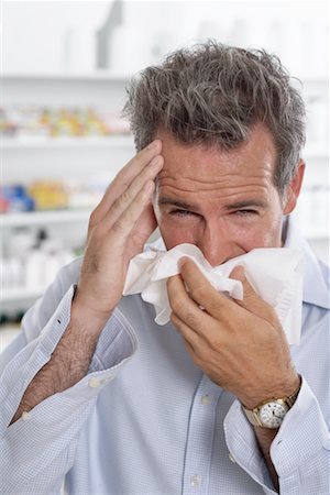 simsearch:6109-08396647,k - Man in Pharmacy Blowing Nose Foto de stock - Sin royalties Premium, Código: 600-02245665