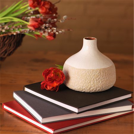 simsearch:600-02377944,k - Still Life of White Vase on Books Fotografie stock - Premium Royalty-Free, Codice: 600-02257885