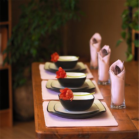 simsearch:632-09021552,k - Place Settings on Wooden Table Foto de stock - Sin royalties Premium, Código: 600-02257883