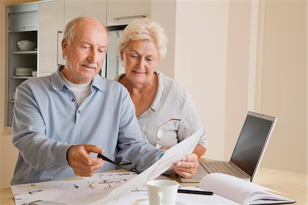Couple Looking at Floor Plans Stockbilder - Premium RF Lizenzfrei, Bildnummer: 600-02257940