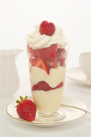 Fraise et crème Parfait Photographie de stock - Premium Libres de Droits, Code: 600-02264017