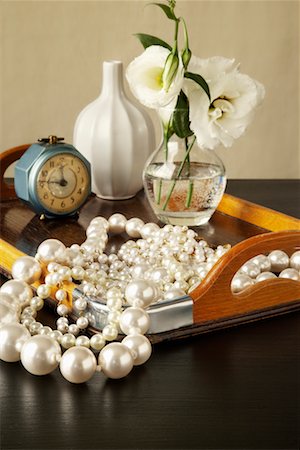 expensive jewelry - Pearls on Tray Foto de stock - Sin royalties Premium, Código: 600-02264240