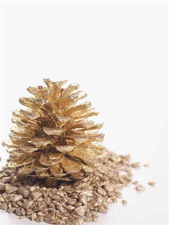 Golden Pine Cone Foto de stock - Sin royalties Premium, Código: 600-02264793