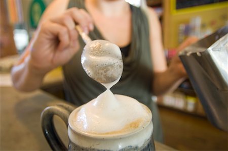 pouring cappuccino - Barista faire café, café Bonjour, Lafayette, Louisiane, Etats-Unis Photographie de stock - Premium Libres de Droits, Code: 600-02265132