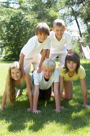 simsearch:700-03210504,k - Portrait de groupe des enfants faire une pyramide humaine, Elmvale, Ontario, Canada Photographie de stock - Premium Libres de Droits, Code: 600-02265296