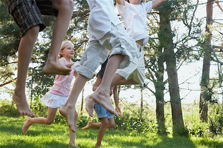 Enfants courir et jouer à l'extérieur Elmvale, Ontario, Canada Photographie de stock - Premium Libres de Droits, Code: 600-02265310