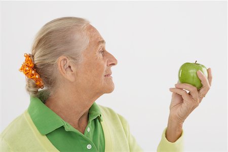 single old woman - Profile of Woman Holding Apple Foto de stock - Sin royalties Premium, Código: 600-02265513