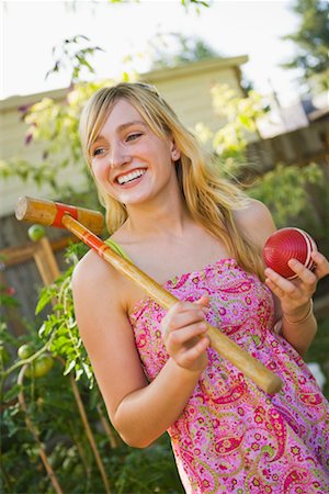 fête enfantine - Femme dans la Cour avec le maillet de Croquet et Ball, Portland, Oregon, Etats-Unis Photographie de stock - Premium Libres de Droits, Code: 600-02263934