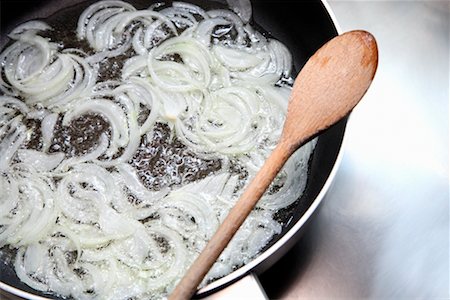 sauteeing - Onions in Frying Pan Foto de stock - Sin royalties Premium, Código: 600-02289255