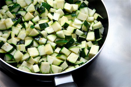 Zucchini in Frying Pan Foto de stock - Sin royalties Premium, Código: 600-02289252
