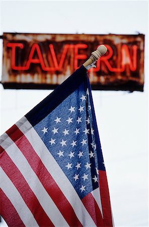 simsearch:600-06847378,k - American Flag in Front of Tavern Sign Foto de stock - Sin royalties Premium, Código: 600-02290048