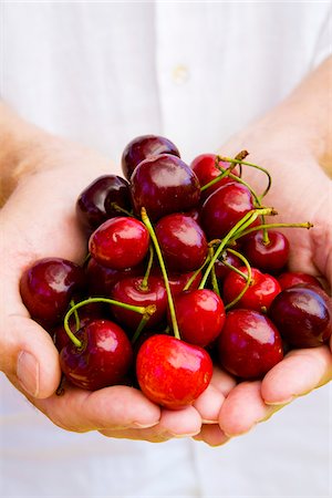 photos of hands and cups - Man Holding Cherries Foto de stock - Sin royalties Premium, Código: 600-02290061