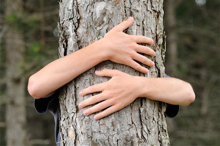 Boy Hugging Tree Foto de stock - Sin royalties Premium, Código: 600-02290129