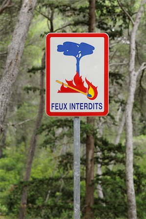 simsearch:600-00865469,k - Forest Fire Warning Sign Foto de stock - Sin royalties Premium, Código: 600-02290136