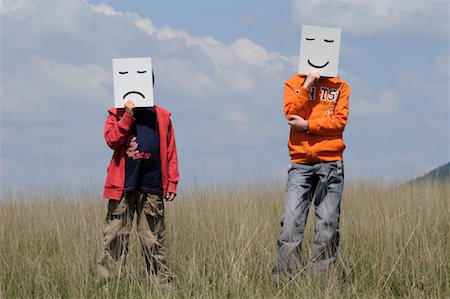 positivo - Boys in Field holding Drawn Facial Expressions Foto de stock - Sin royalties Premium, Código: 600-02290132