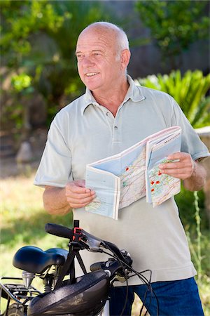 simsearch:600-02290085,k - Man With Bike Reading Map Photographie de stock - Premium Libres de Droits, Code: 600-02290174