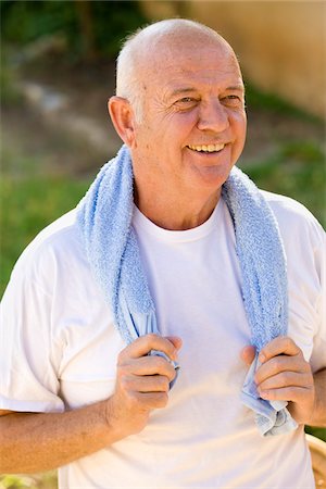 simsearch:600-02290085,k - Portrait of Man With Towel Around His Shoulders Photographie de stock - Premium Libres de Droits, Code: 600-02290171