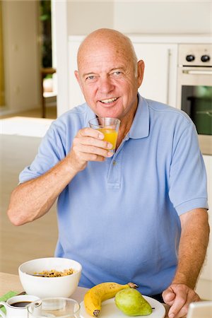 simsearch:700-02125469,k - Portrait of Man Eating Breakfast Fotografie stock - Premium Royalty-Free, Codice: 600-02290188