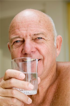 simsearch:600-02257926,k - Portrait of Man Drinking Glass of Water Photographie de stock - Premium Libres de Droits, Code: 600-02290226