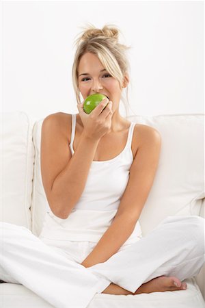 Jeune femme Eating Apple Photographie de stock - Premium Libres de Droits, Code: 600-02312476