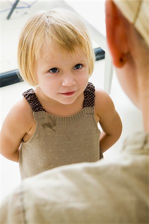 Little Girl Looking at Mother Foto de stock - Sin royalties Premium, Código: 600-02332642