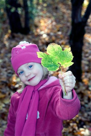 simsearch:600-02345936,k - Girl Holding Leaf Foto de stock - Sin royalties Premium, Código: 600-02345941