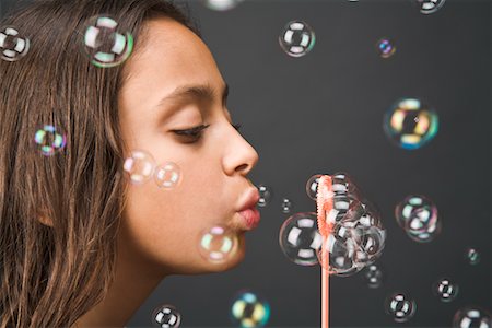 soplando burbujas - Girl Blowing Bubbles Foto de stock - Sin royalties Premium, Código: 600-02346349