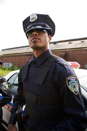 Police Officers Standing by Police Car Foto de stock - Sin royalties Premium, Código: 600-02348040