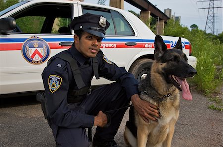 singaporean - Porträt von Polizeibeamten mit Polizeihund Stockbilder - Premium RF Lizenzfrei, Bildnummer: 600-02348059