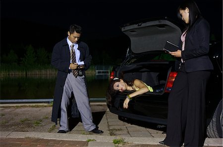 police detective standing - Police Investigating a Murder Scene Foto de stock - Sin royalties Premium, Código: 600-02348076