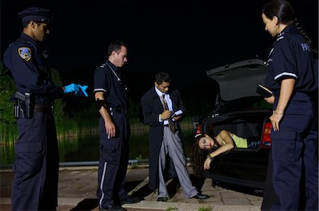 Policiers qui enquêtent sur une scène de meurtre Photographie de stock - Premium Libres de Droits, Code: 600-02348077