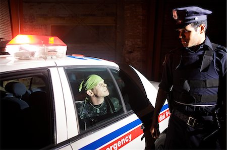 flashing - Police Officer Arresting Suspect Foto de stock - Sin royalties Premium, Código: 600-02348096